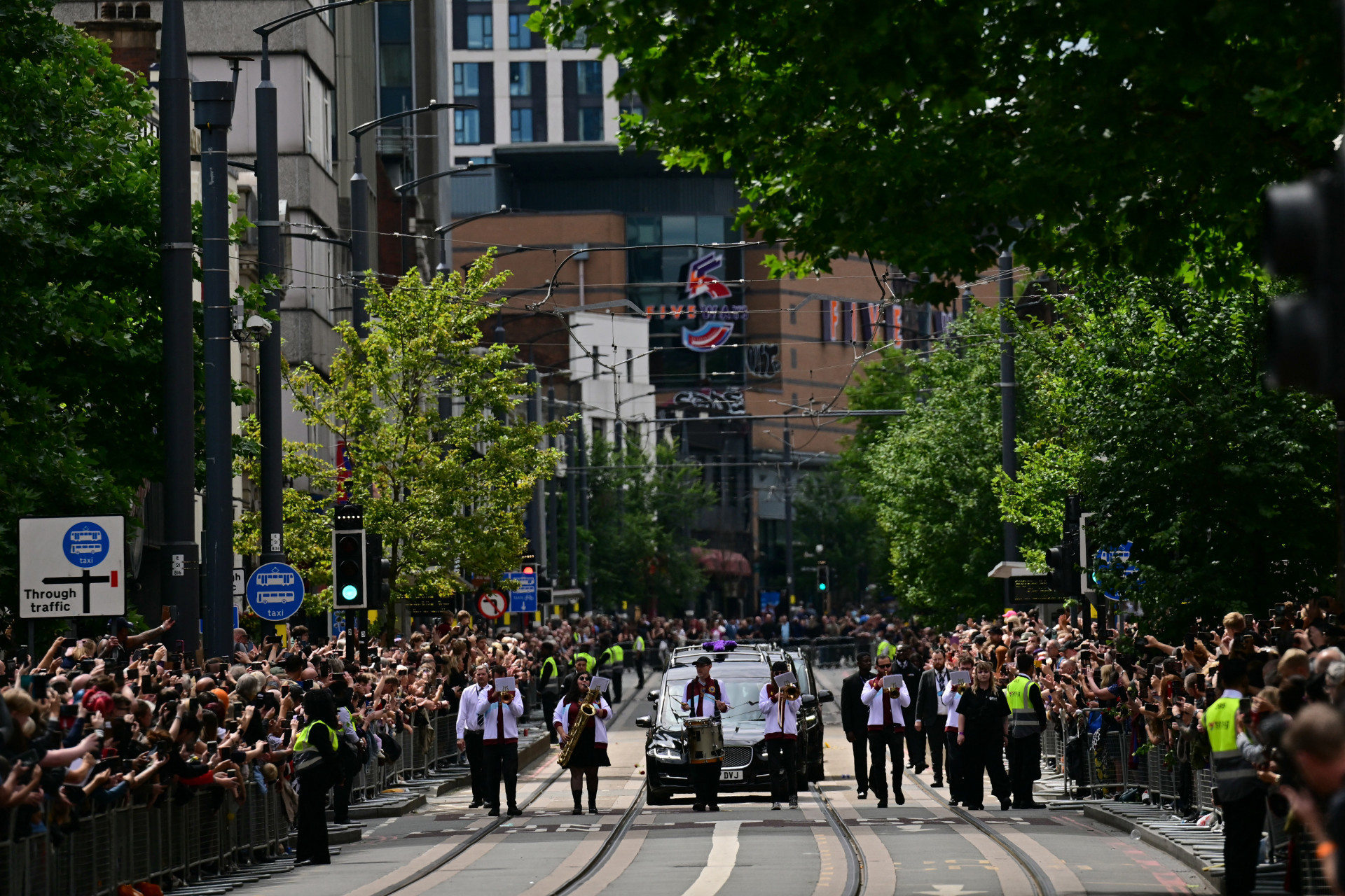 Ruas de Birmingham ficaram lotadas para o cortejo fúnebre de Ozzy Osbourne - AFP