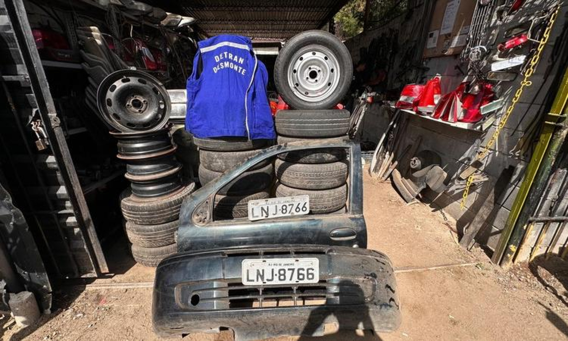 Ferro-velho é interditado em Campo Grande - Leonardo Custódio