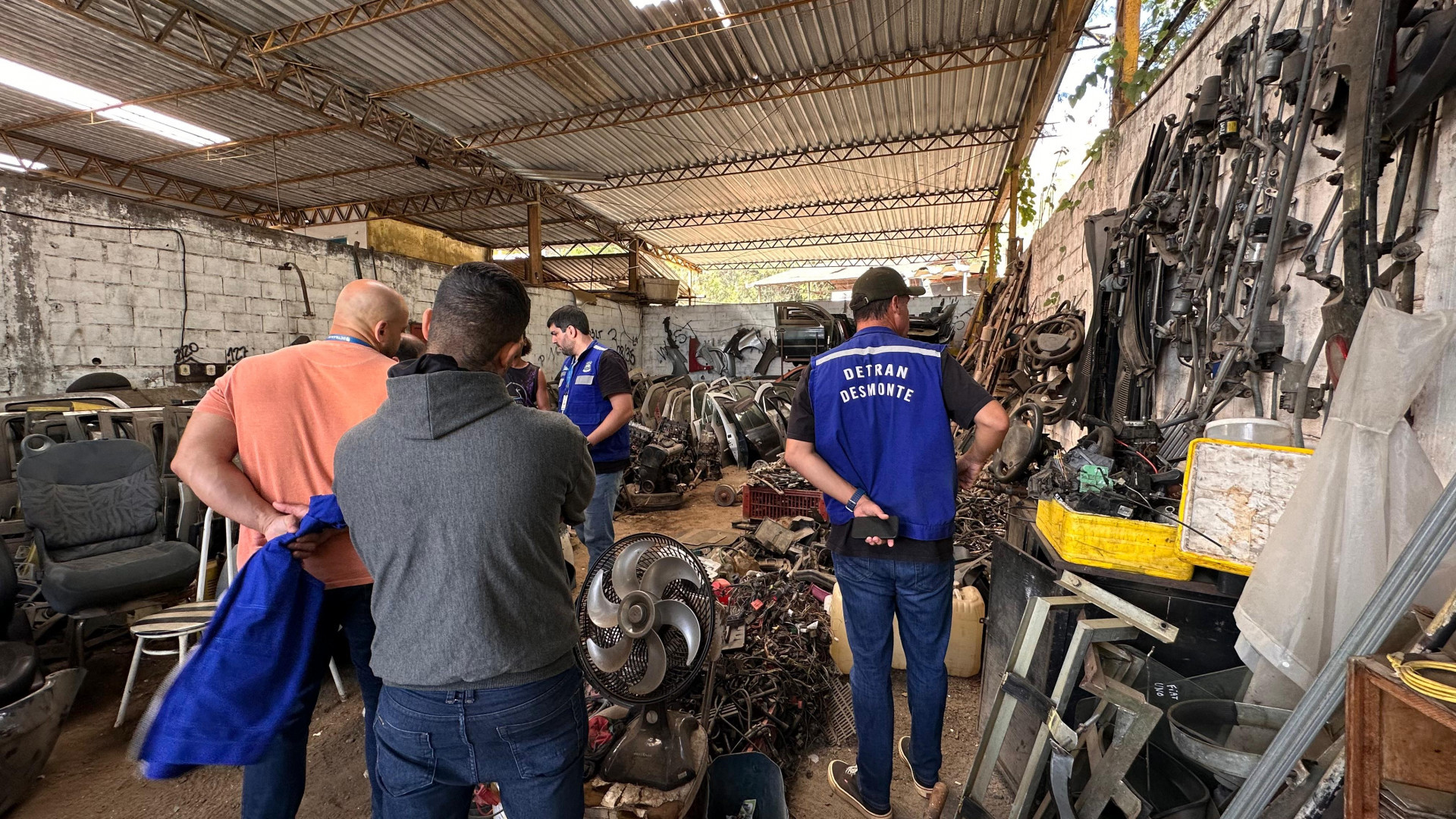 Ferro-velho é interditado em Campo Grande - Leonardo Custódio