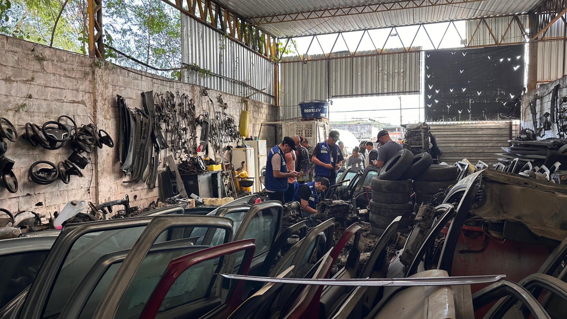 Ferro-velho é interditado em Campo Grande - Leonardo Custódio