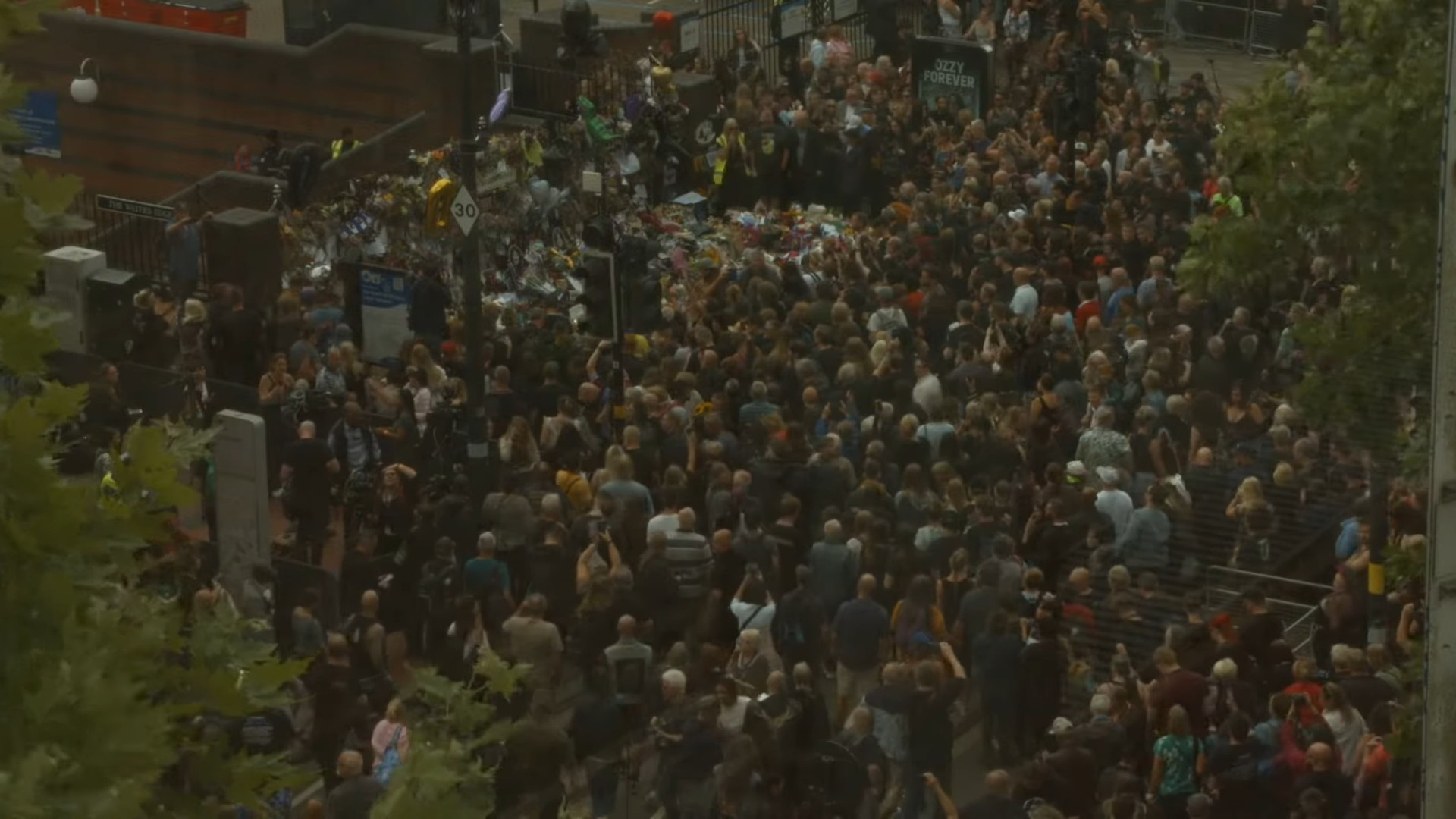 Ruas de Birmingham ficaram lotadas para o cortejo fúnebre de Ozzy Osbourne - Reprodução / YouTube