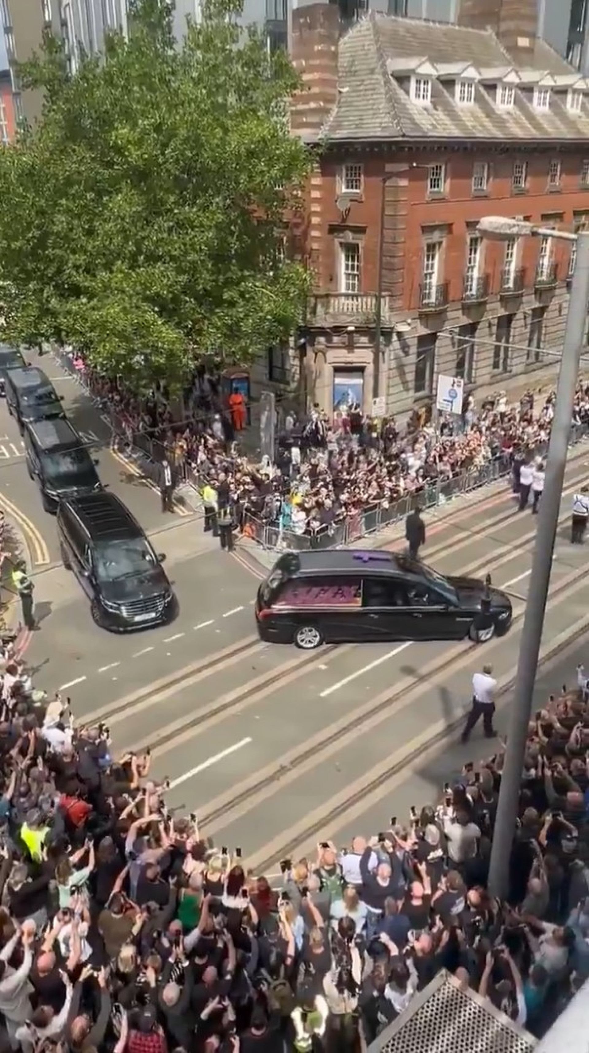 Ruas de Birmingham ficaram lotadas para o cortejo fúnebre de Ozzy Osbourne - Reprodução / X