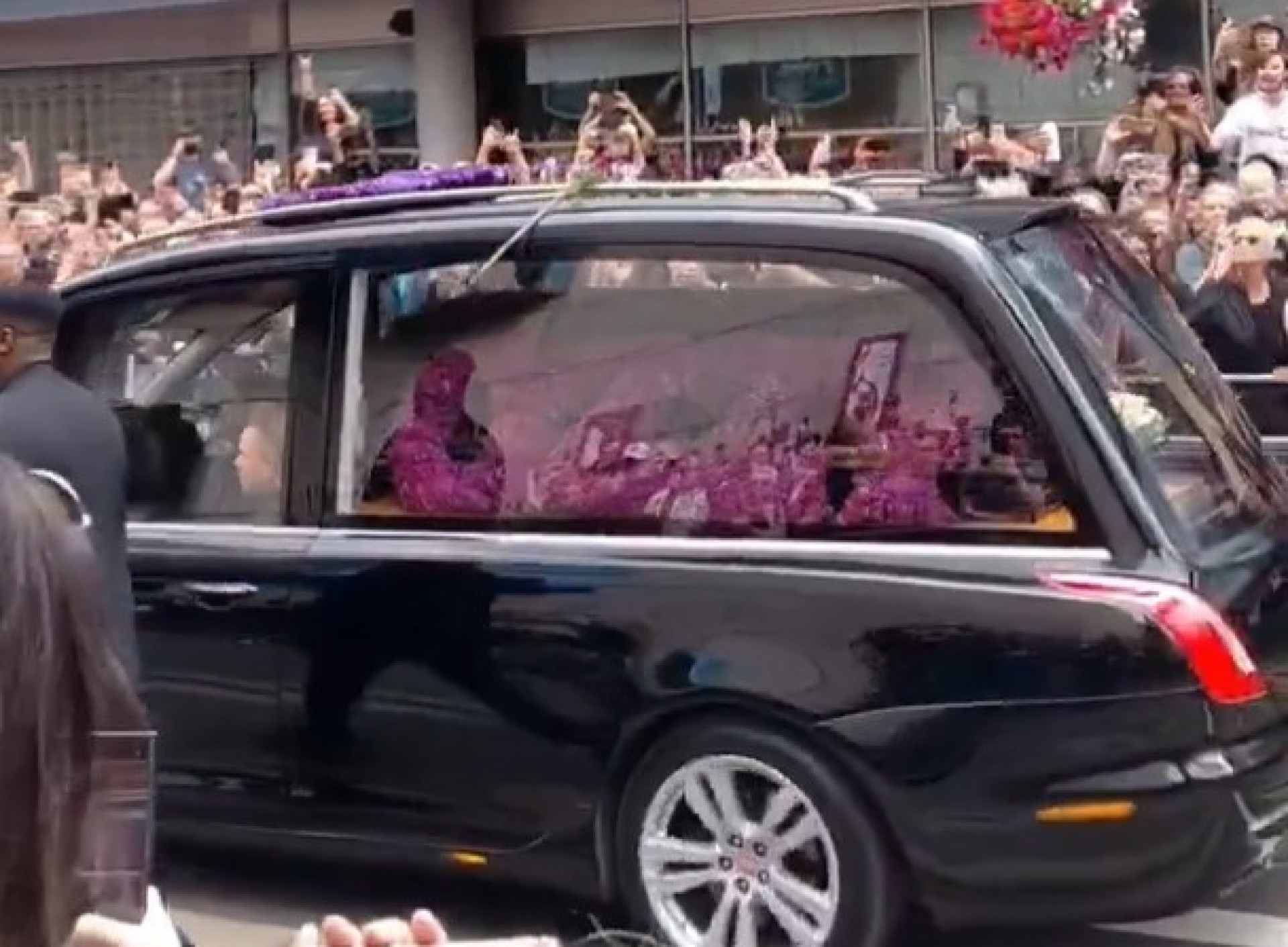 Carro com o caixão de Ozzy Osbourne foi decorado com flores - Reprodução / X
