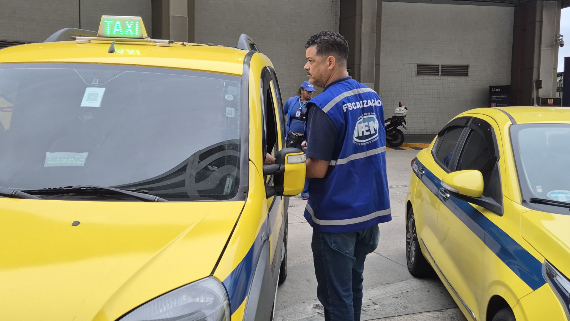 Agentes interditaram quatro táxis - Jader França / Governo do Estado