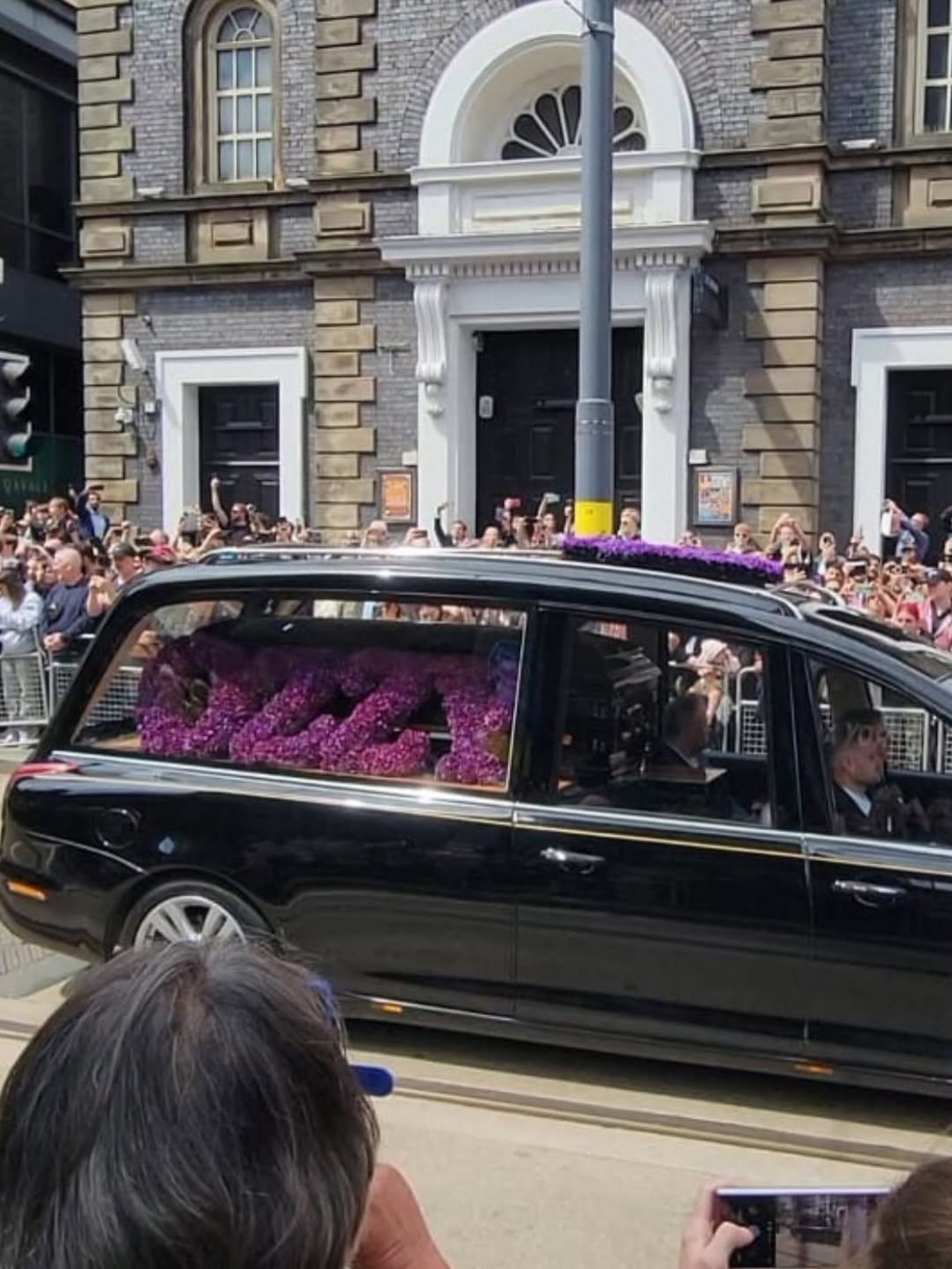 Carro com o caixão de Ozzy Osbourne foi decorado com flores - Reprodução / X