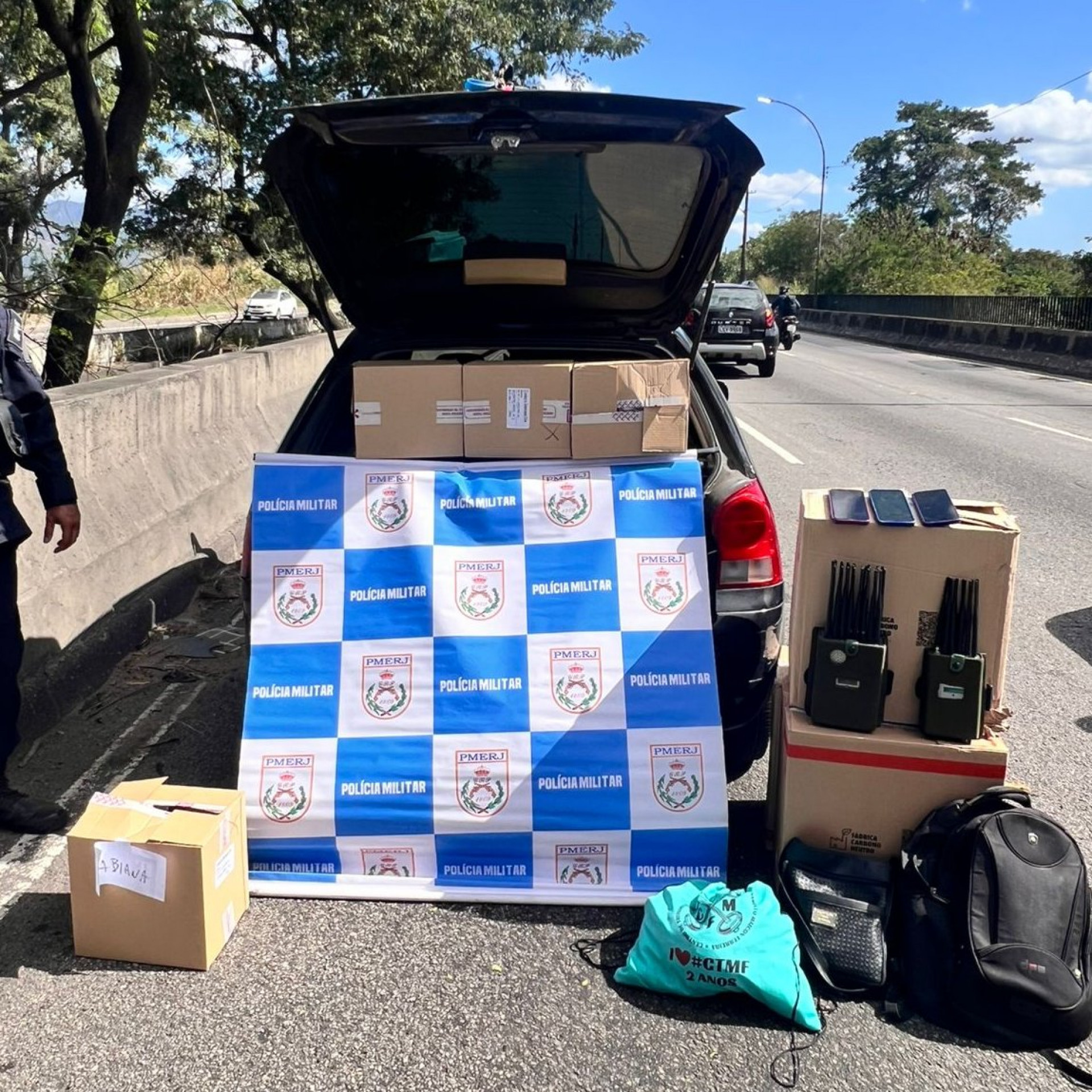 Material apreendido incluía cigarros, celulares, bolsas e bloqueadores de sinal de GPS - Divulgação / Polícia Militar