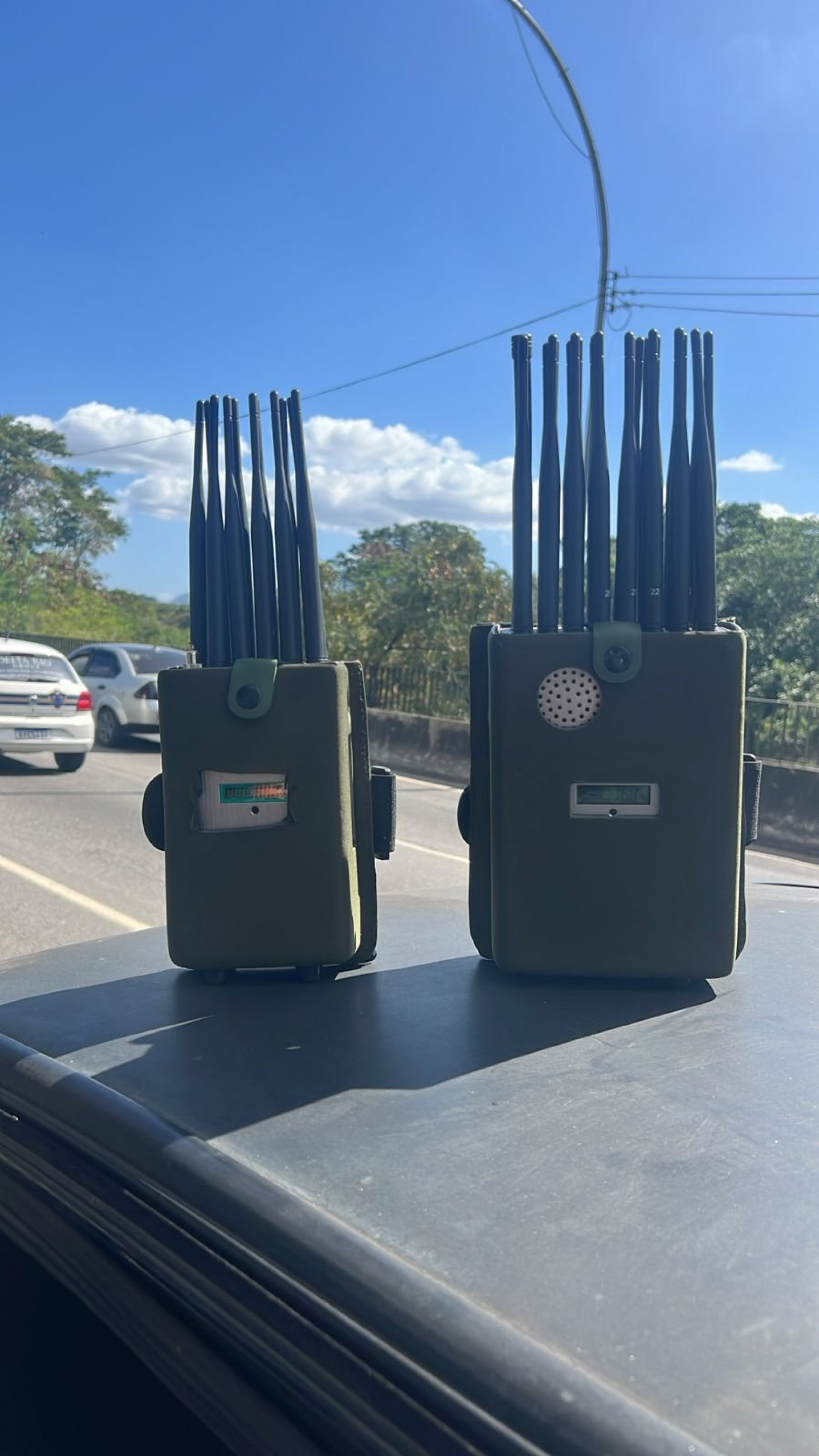 Material apreendido incluía cigarros, celulares, bolsas e bloqueadores de sinal de GPS - Divulgação / Polícia Militar