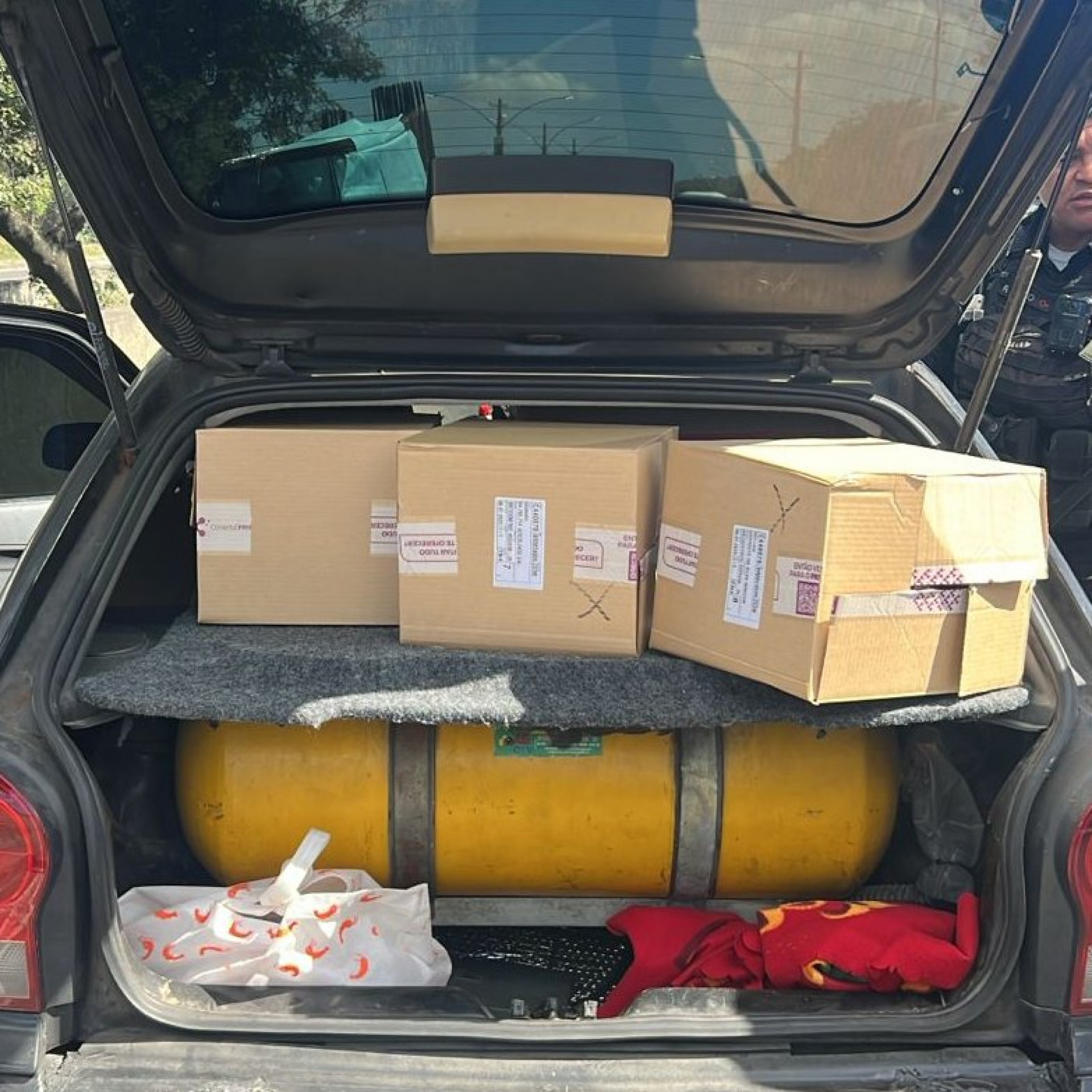 Material apreendido incluía cigarros, celulares, bolsas e bloqueadores de sinal de GPS - Divulgação / Polícia Militar