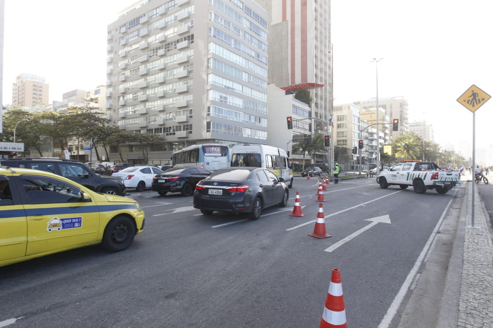 Via fechada na orla do Leblon para trabalho de limpeza da Comlurb - Reginaldo Pimenta/Agência O DIA