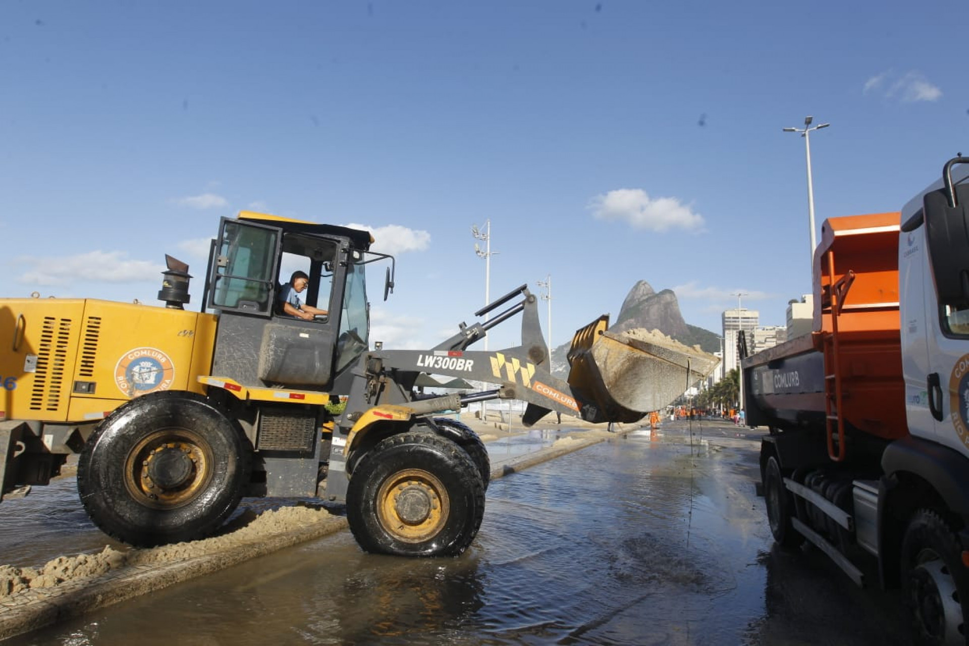 Equipes da Comlurb realizam limpeza na orla do Leblon  - Reginaldo Pimenta/Agência O DIA