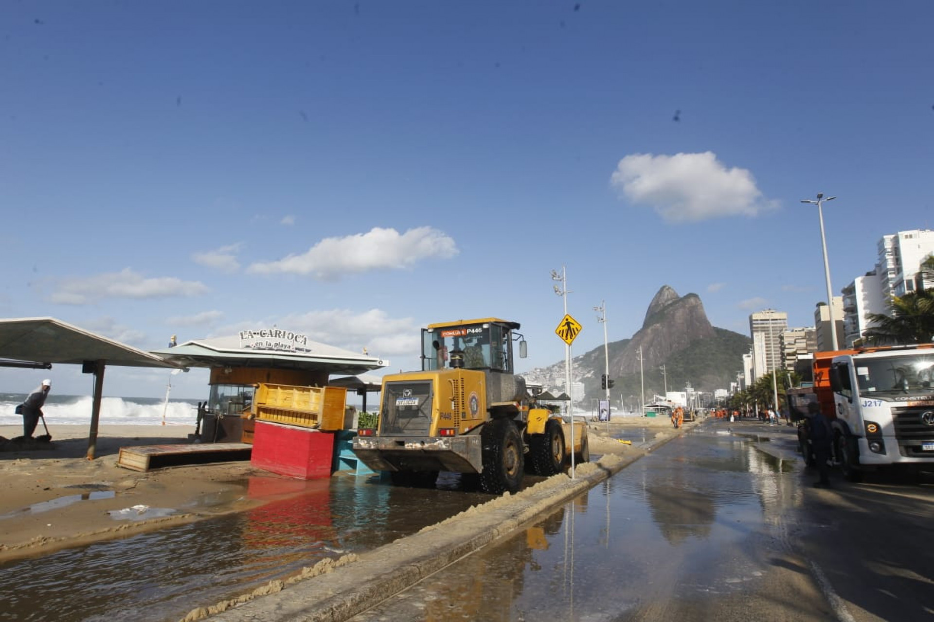 Orla do Leblon foi atingida por fortes ondas durante ressaca - Reginaldo Pimenta/Agência O DIA