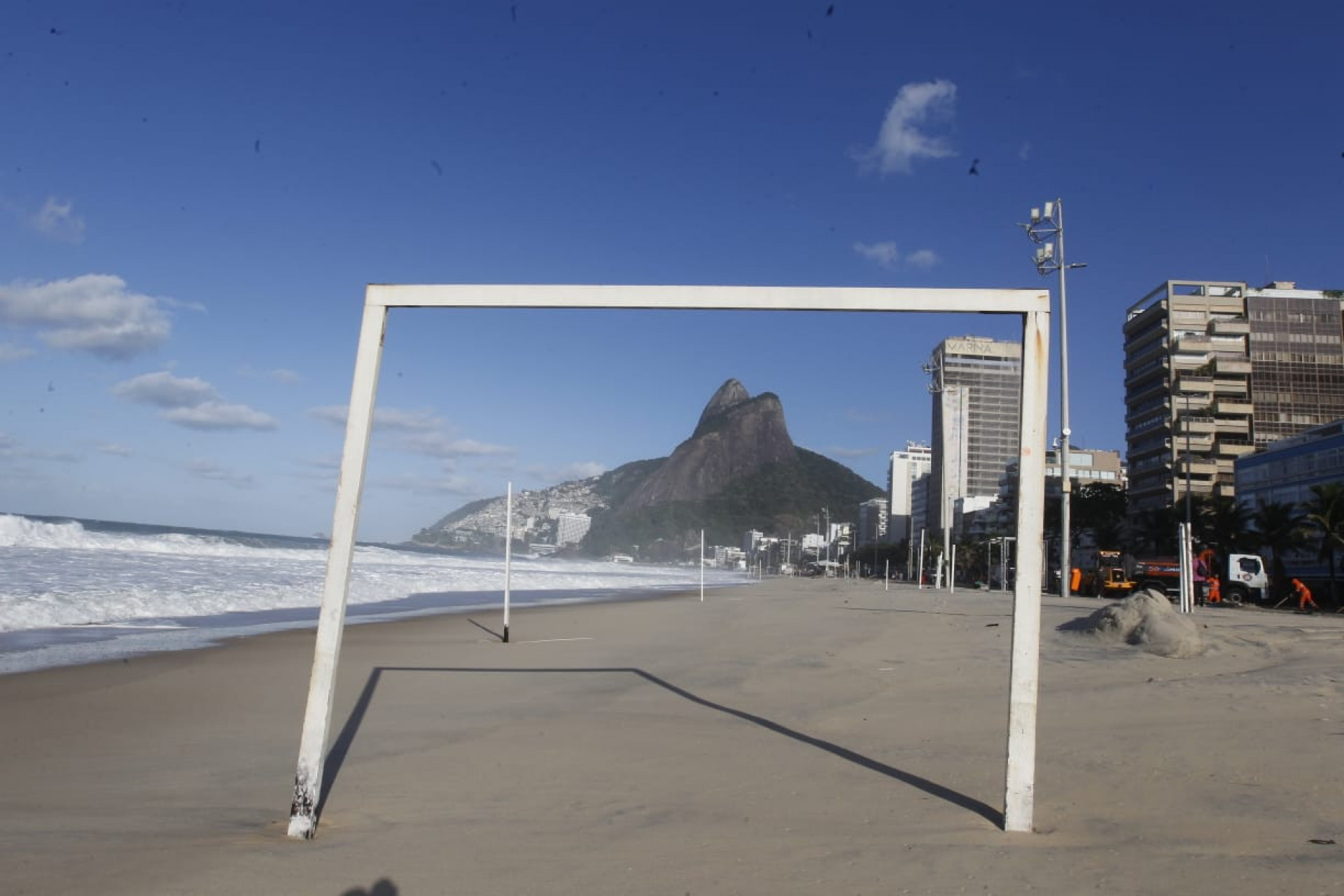Trave de futebol saiu um pouco do lugar após ressaca no Leblon - Reginaldo Pimenta/Agência O DIA