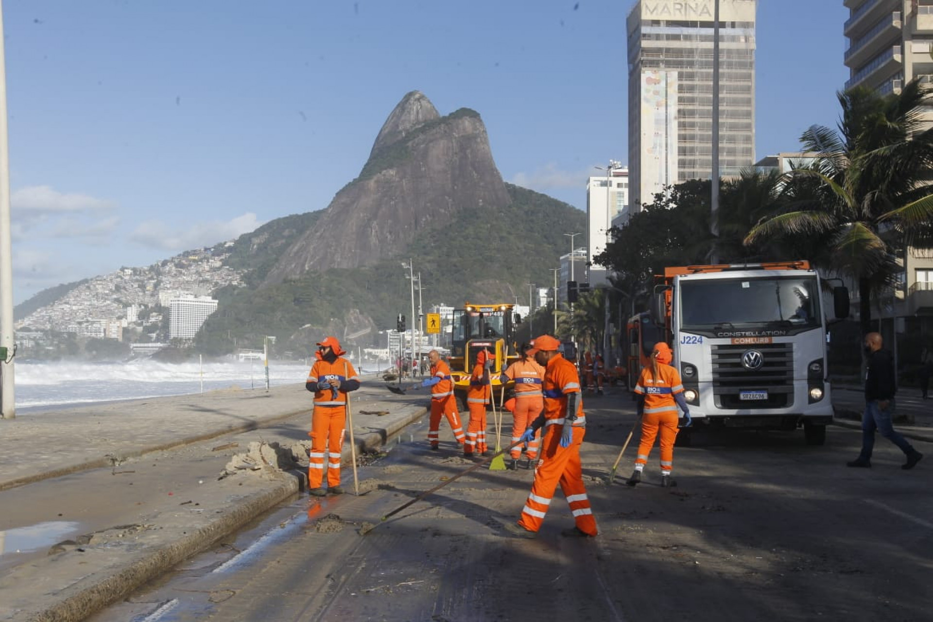 Equipes da Comlurb realizam limpeza na orla do Leblon  - Reginaldo Pimenta/Agência O DIA