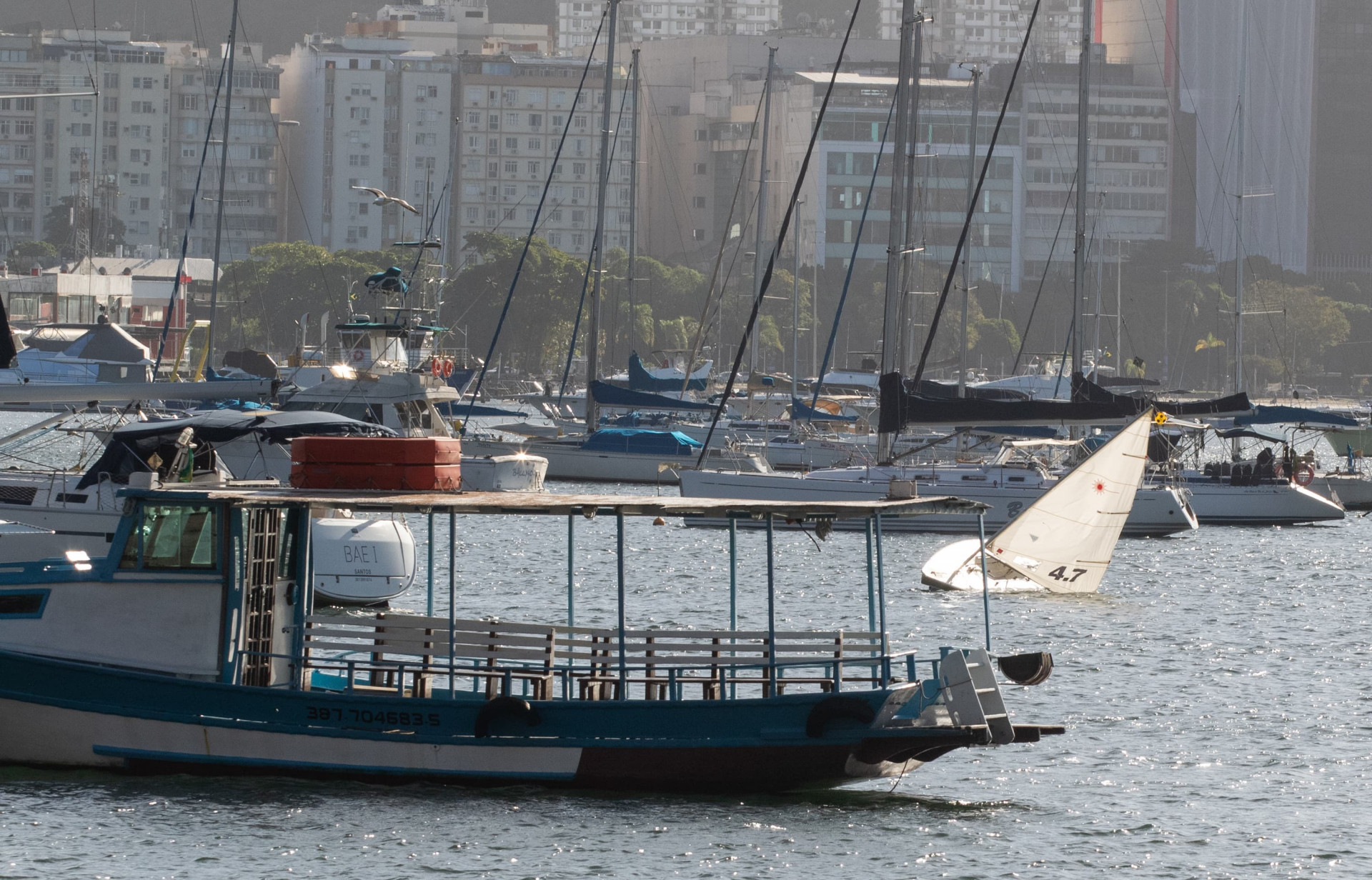 Barcos ancorados na enseada de Botafogo - Érica Martin / Agência O Dia