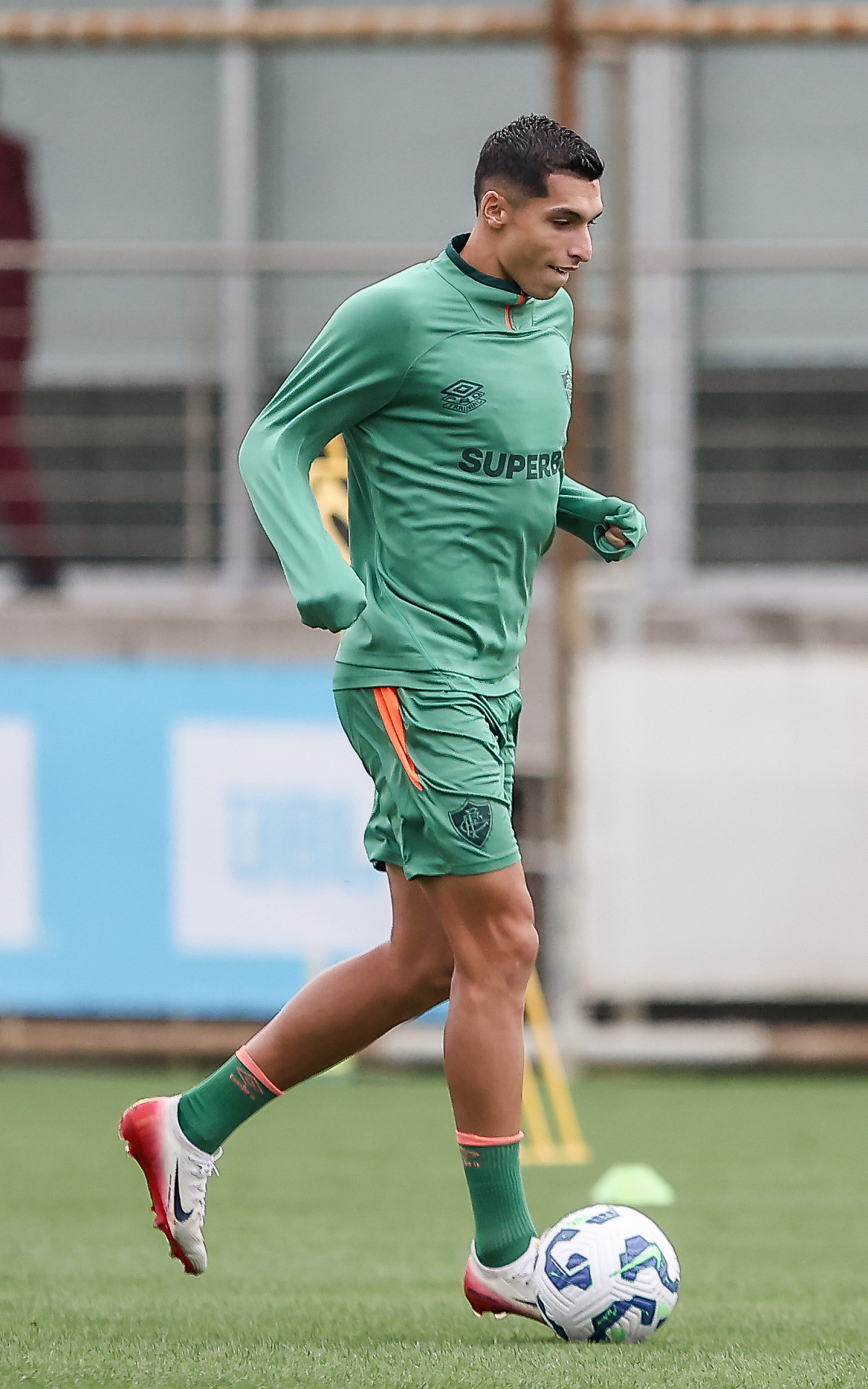 Kevin Serna em treino do Fluminense - Lucas Mer&ccedil;on / Fluminense