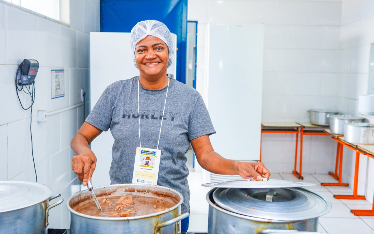 Merendeira na rede municipal de ensino há 28 anos, Sandra Regina