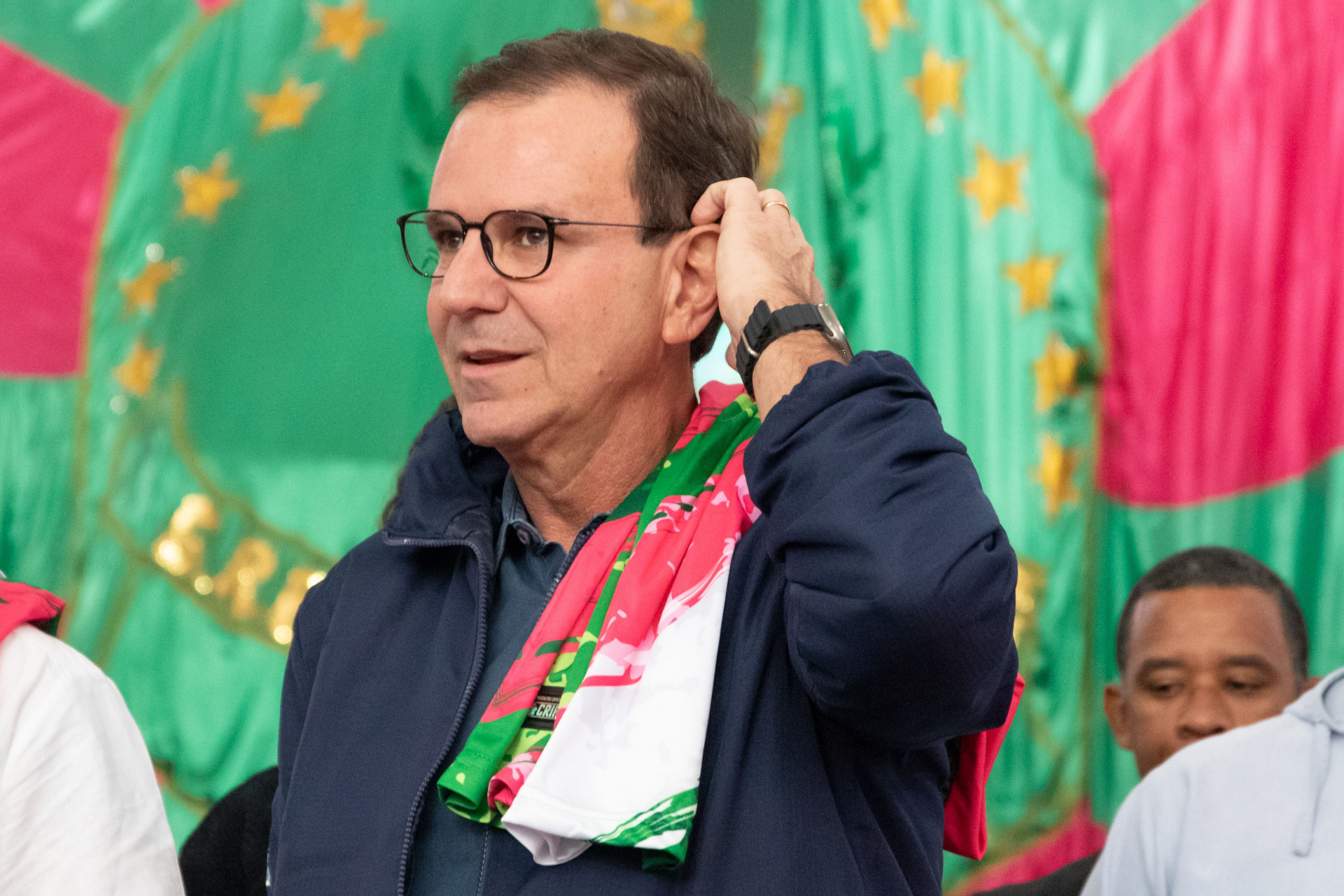 Eduardo Paes com a camisa da Mangueira durante o lan&ccedil;amento do Minha Casa, Minha Vida, no bairro hom&ocirc;nimo - &Eacute;rica Martin/Ag&ecirc;ncia O Dia