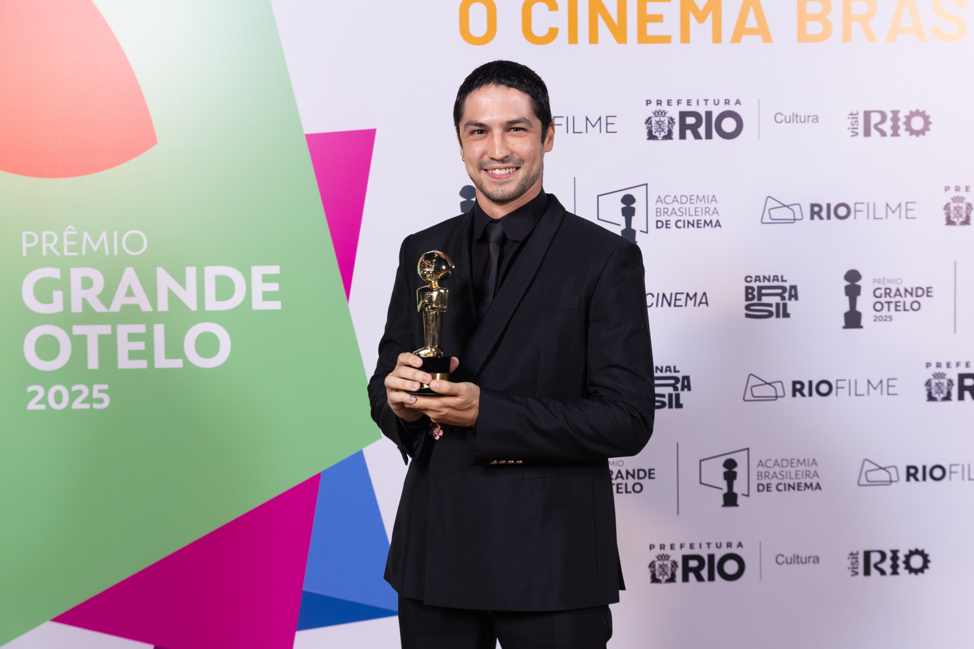 Gabriel Leone vence na categoria Melhor Ator - Série de Ficçaõ para TV Aberta,  TV Paga ou Streaming - Roberto Filho / Divulgação