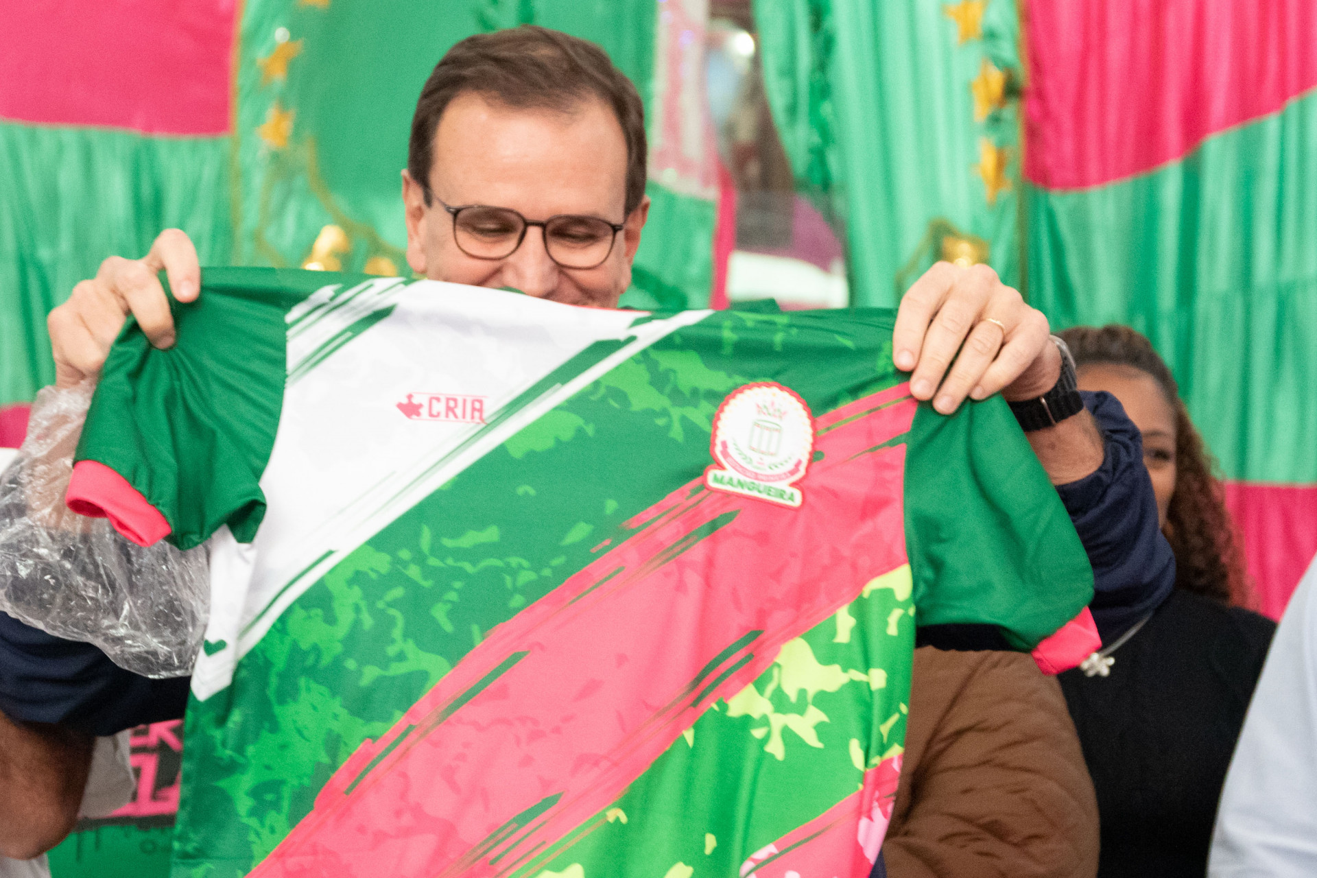 Eduardo Paes com a camisa da Mangueira durante o lan&ccedil;amento do Minha Casa, Minha Vida, no bairro hom&ocirc;nimo - &Eacute;rica Martin/Ag&ecirc;ncia O Dia