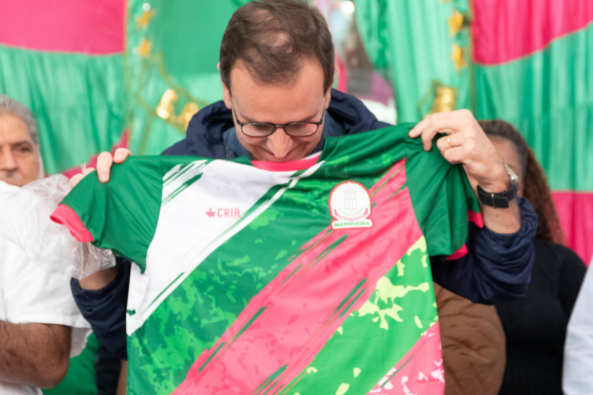 Eduardo Paes com a camisa da Mangueira durante o lan&ccedil;amento do Minha Casa, Minha Vida, no bairro hom&ocirc;nimo - &Eacute;rica Martin/Ag&ecirc;ncia O Dia