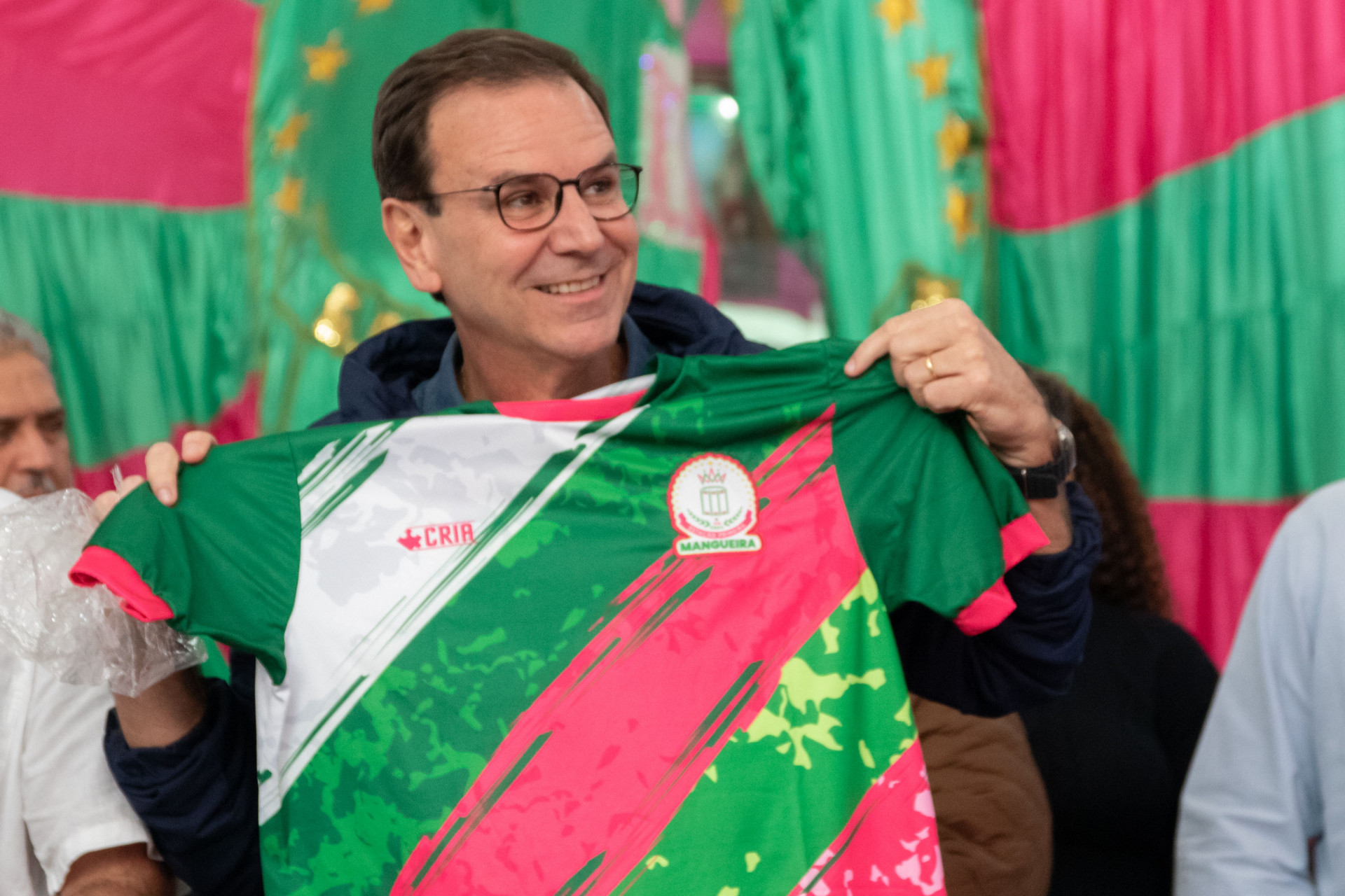 Eduardo Paes com a camisa da Mangueira durante o lan&ccedil;amento do Minha Casa, Minha Vida, no bairro hom&ocirc;nimo - &Eacute;rica Martin/Ag&ecirc;ncia O Dia