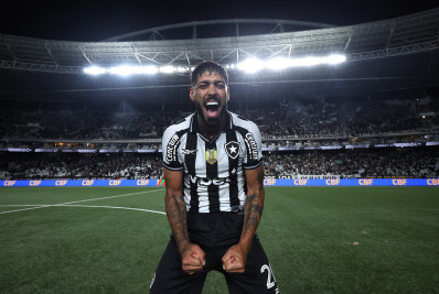 'Lembrei de quando era atacante', celebra Barboza após marcar pelo Botafogo