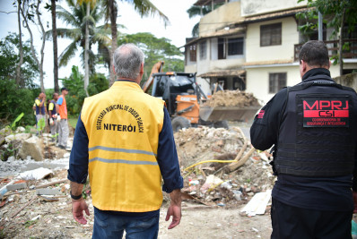 Niterói e Ministério Público realizam demolição em área invadida na beira da Lagoa de Piratininga