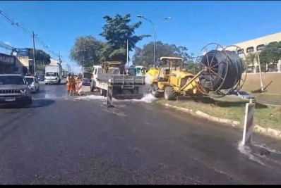 Tubulação rompe e água invade casa às margens da BR-465, em Seropédica