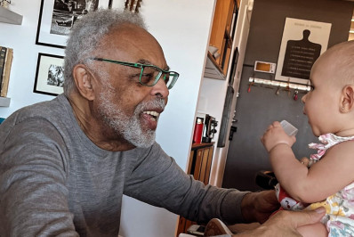 Gilberto Gil aparece em momento carinhoso com a bisneta: 'Me tirando um sorriso'