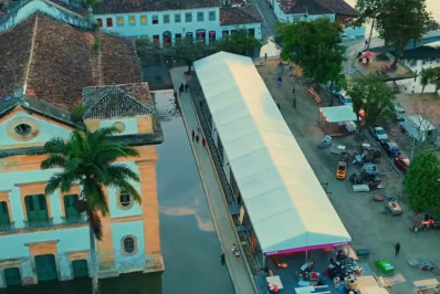 Água invade espaço da Flip em Paraty