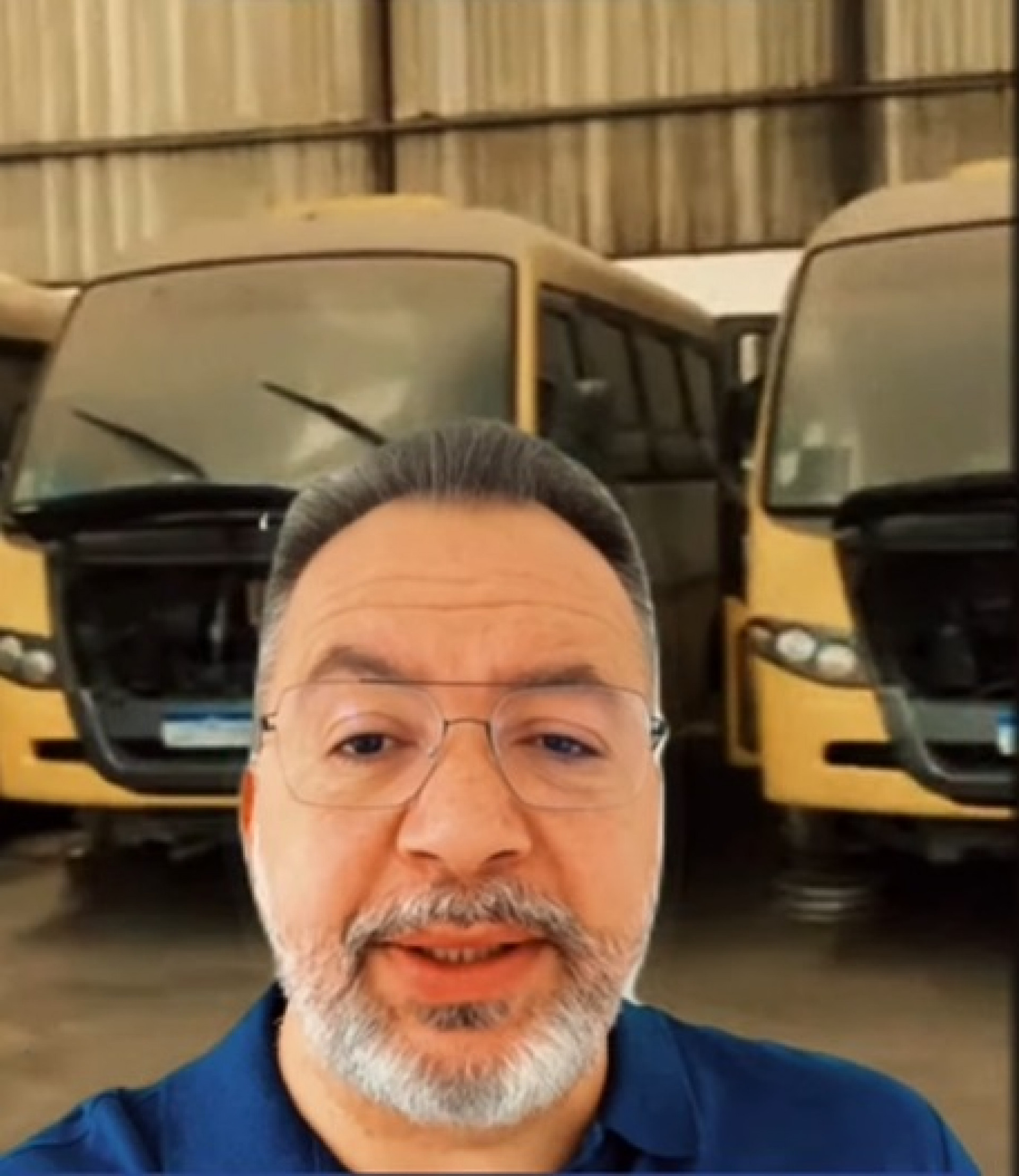 O prefeito M&aacute;rcio Canella denunciou o abandono dos &ocirc;nibus escolares   - Roger Silva / PMBR