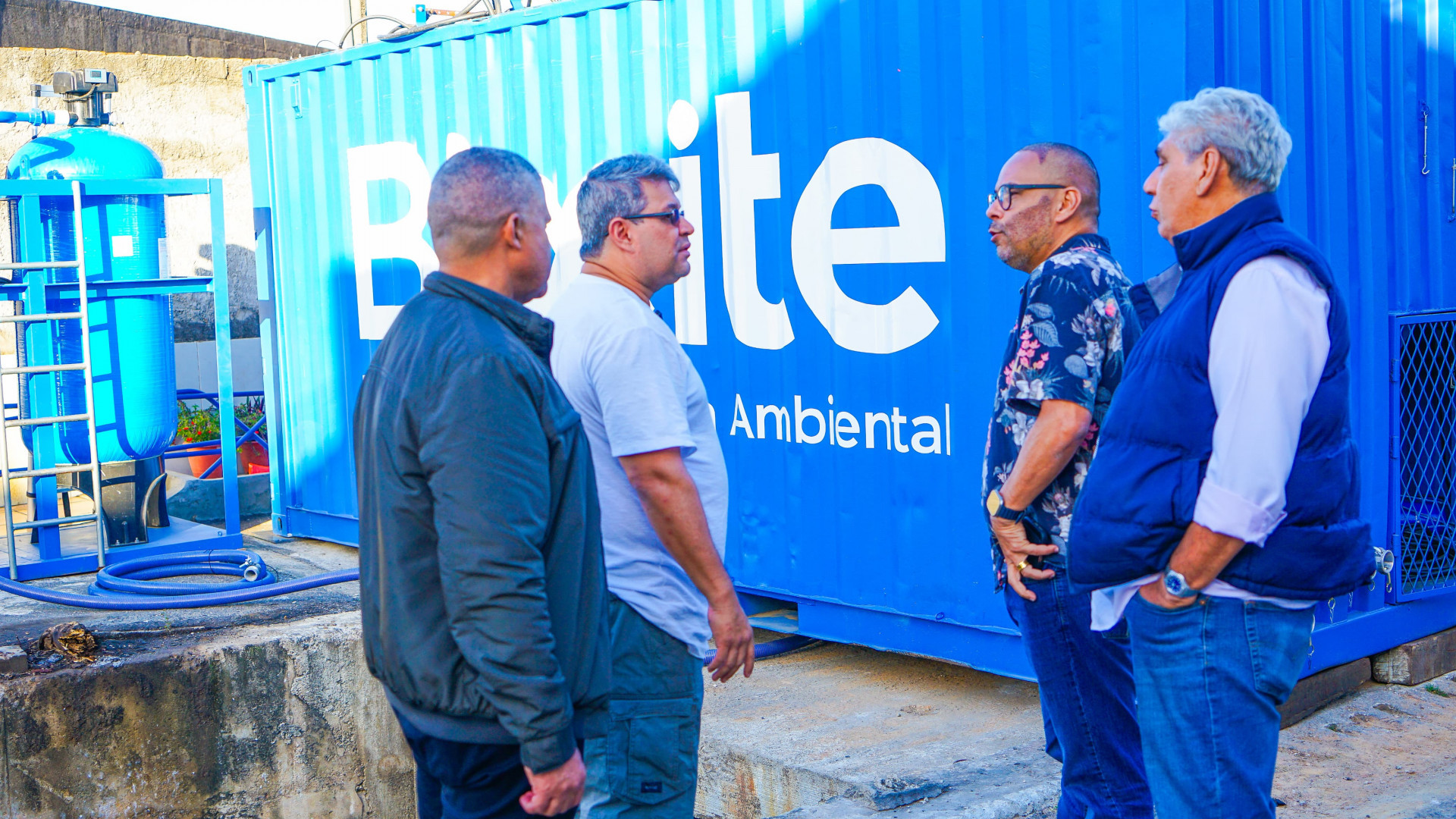 Fl&aacute;vio Costa, Armando Marques, Renato Pimenta e Pedro Bas&iacute;lio, durante o in&iacute;cio da instala&ccedil;&atilde;o da Esta&ccedil;&atilde;o de Tratamento M&oacute;vel de Esgoto - Gilberto Rocha/ PMSJM