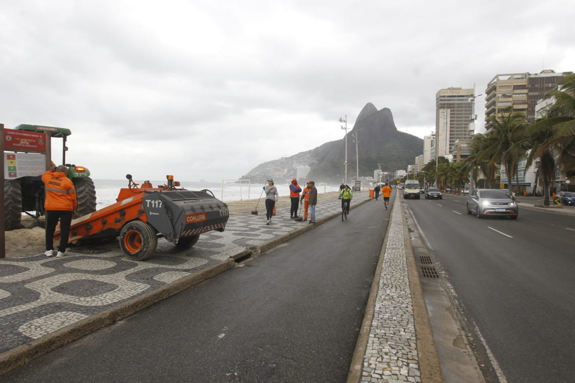 Equipes da Comlurb ainda atuam no Leblon após mar invadir pista - Reginaldo Pimenta/Agência O DIA