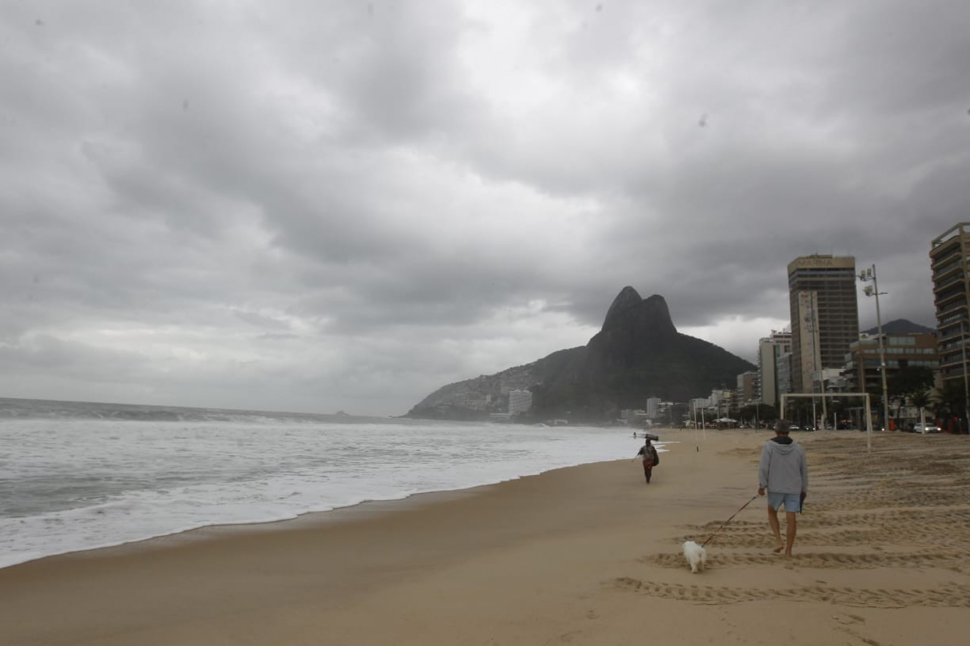 Tempo amanheceu nublado na orla do Leblon nesta quinta-feira (31) - Reginaldo Pimenta/Agência O DIA