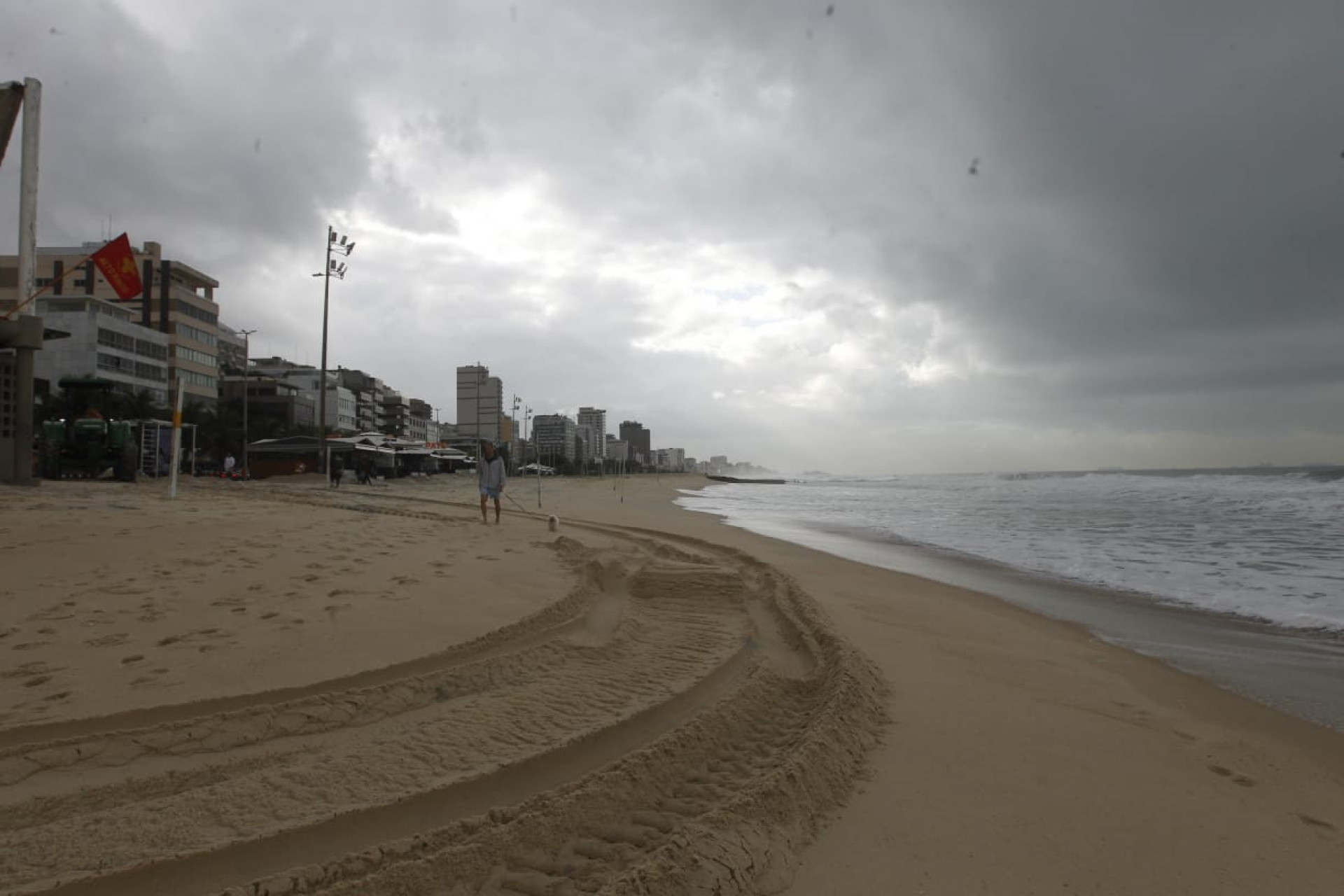 Tempo amanheceu nublado na orla do Leblon nesta quinta-feira (31) - Reginaldo Pimenta/Agência O DIA