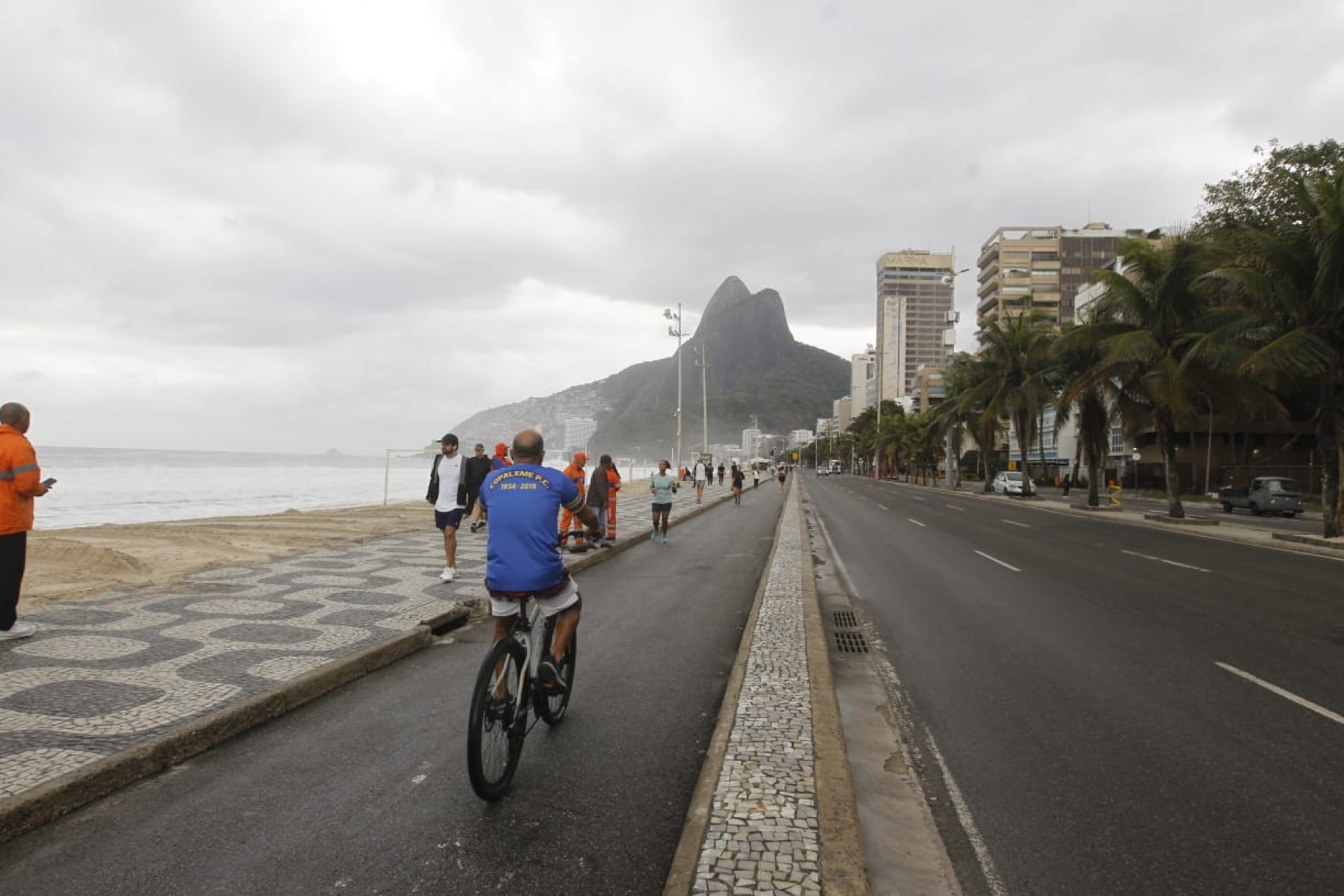Orla do Leblon liberada após mar invadir pista - Reginaldo Pimenta/Agência O DIA