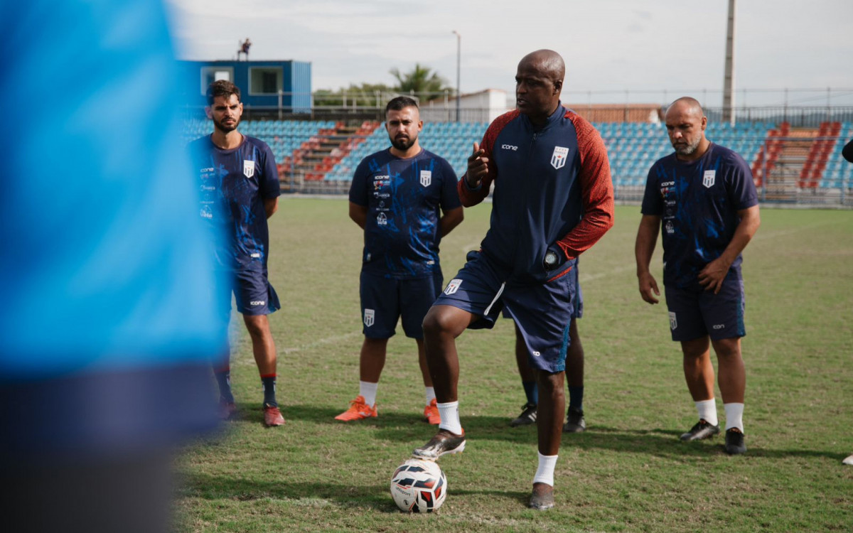 Reinaldo, ex-Botafogo e Flamengo, é o atual técnico do Maricá