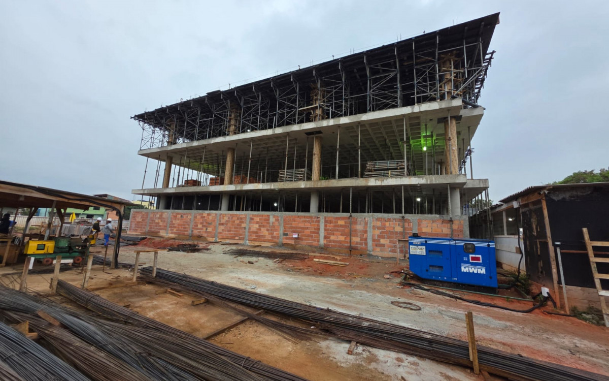 Concretagem do terceiro pavimento foi concluída, a e construção entra em fase de alvenaria e fechamento dos andares. Previsão de conclusão é março de 2026