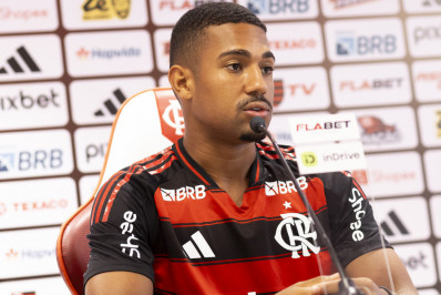 Samuel Lino é apresentado e celebra acerto com o Flamengo: 'Clube gigantesco'