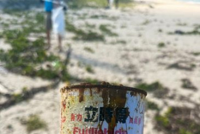 Visitantes indesejáveis: garrafas da China e rótulos da Etiópia surgem em praias da Ilha Grande, em Angra dos Reis