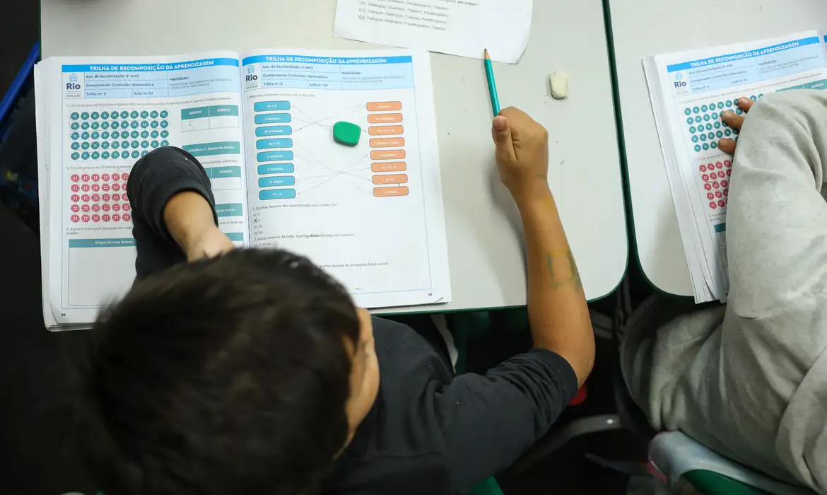 Vagas na área de educação fazem o desemprego ser o menor já registrado