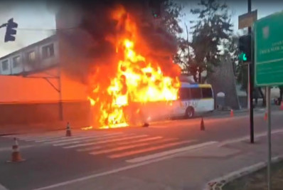 Vídeo: pane elétrica provoca incêndio em ônibus na Vila Militar