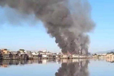 Incêndio de grandes proporções atinge favela de palafitas em Santos