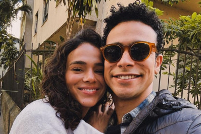 Sérgio Malheiros posa com Bruna Marquezine nos bastidores das gravações de 'Amor Da Minha Vida'