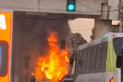 Pane provoca incêndio em ônibus sob viaduto da TransOlímpica
