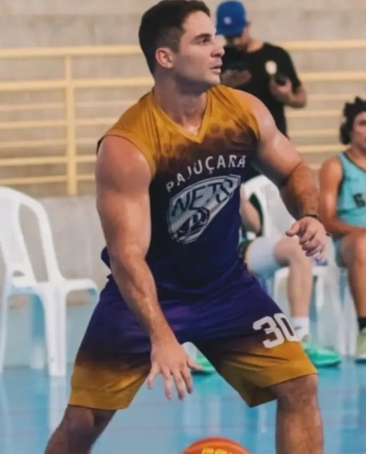 O ex-atleta de basquete Igor Eduardo Pereira Cabral agrediu a namorada com 60 socos