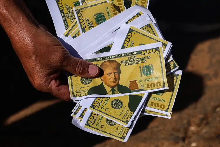 Movimentos sindicais e sociais protestam contra medidas econômicas do governo dos EUA contra o Brasil na frente da embaixada americana em Brasília