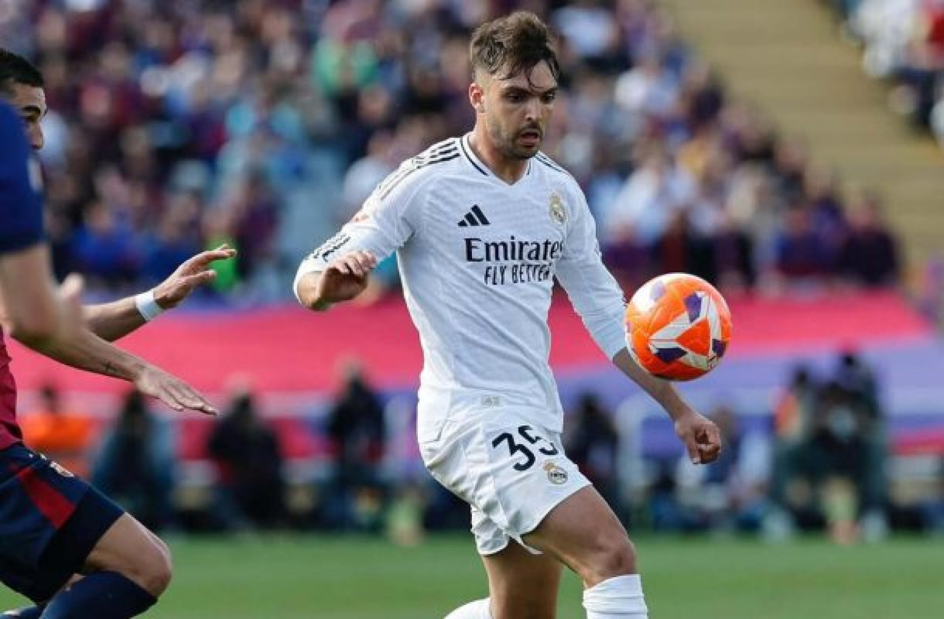 Zagueiro do Real Madrid tem pedido de prisão por divulgar pornografia infantil