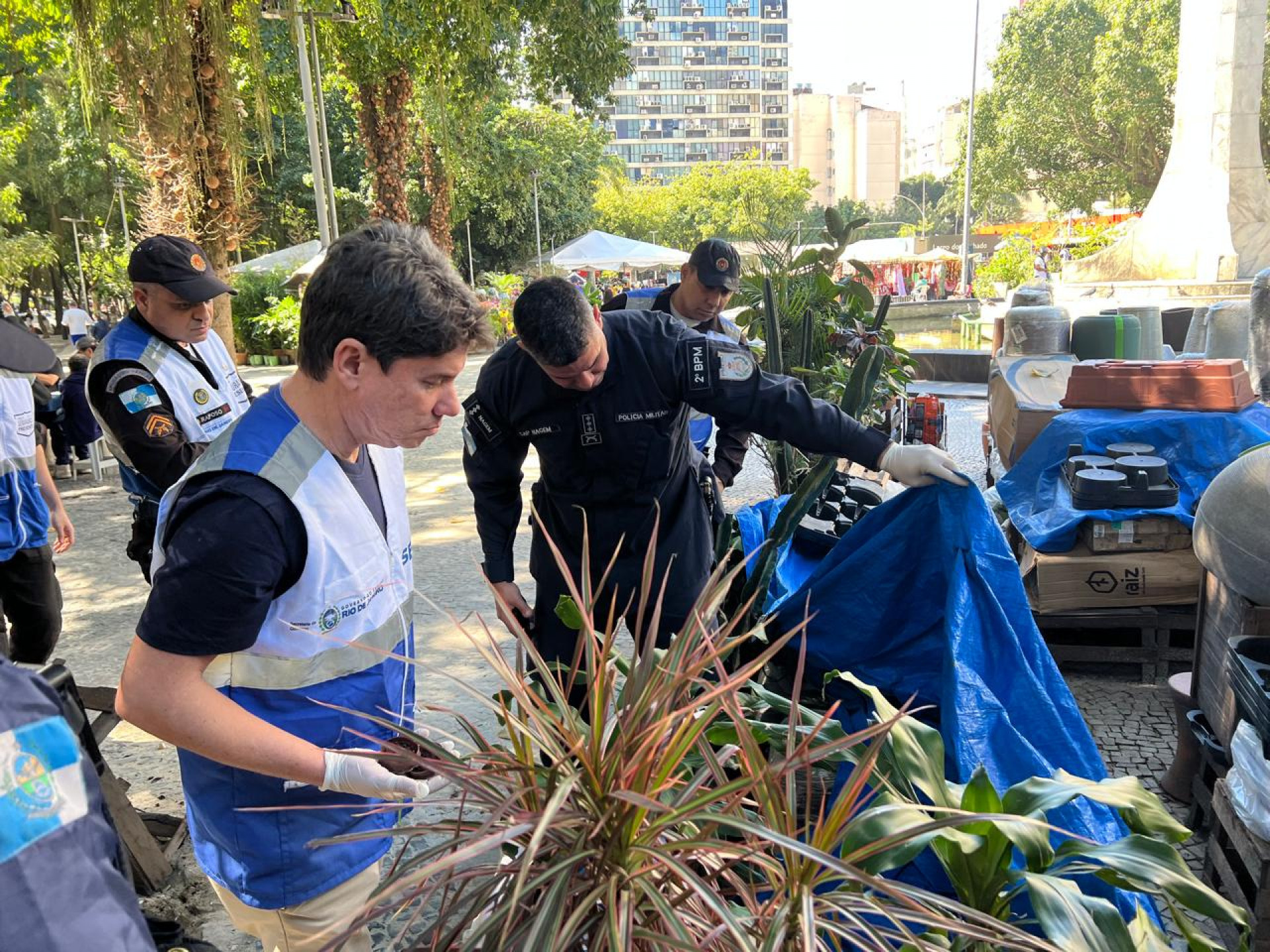 Simulacro de arma, facas e drogas foram localizados em ação no Largo do Machado - Divulgação