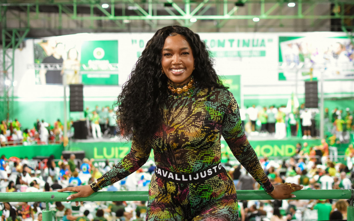 IZA marca presença em feijoada na quadra da Imperatriz Leopoldinense